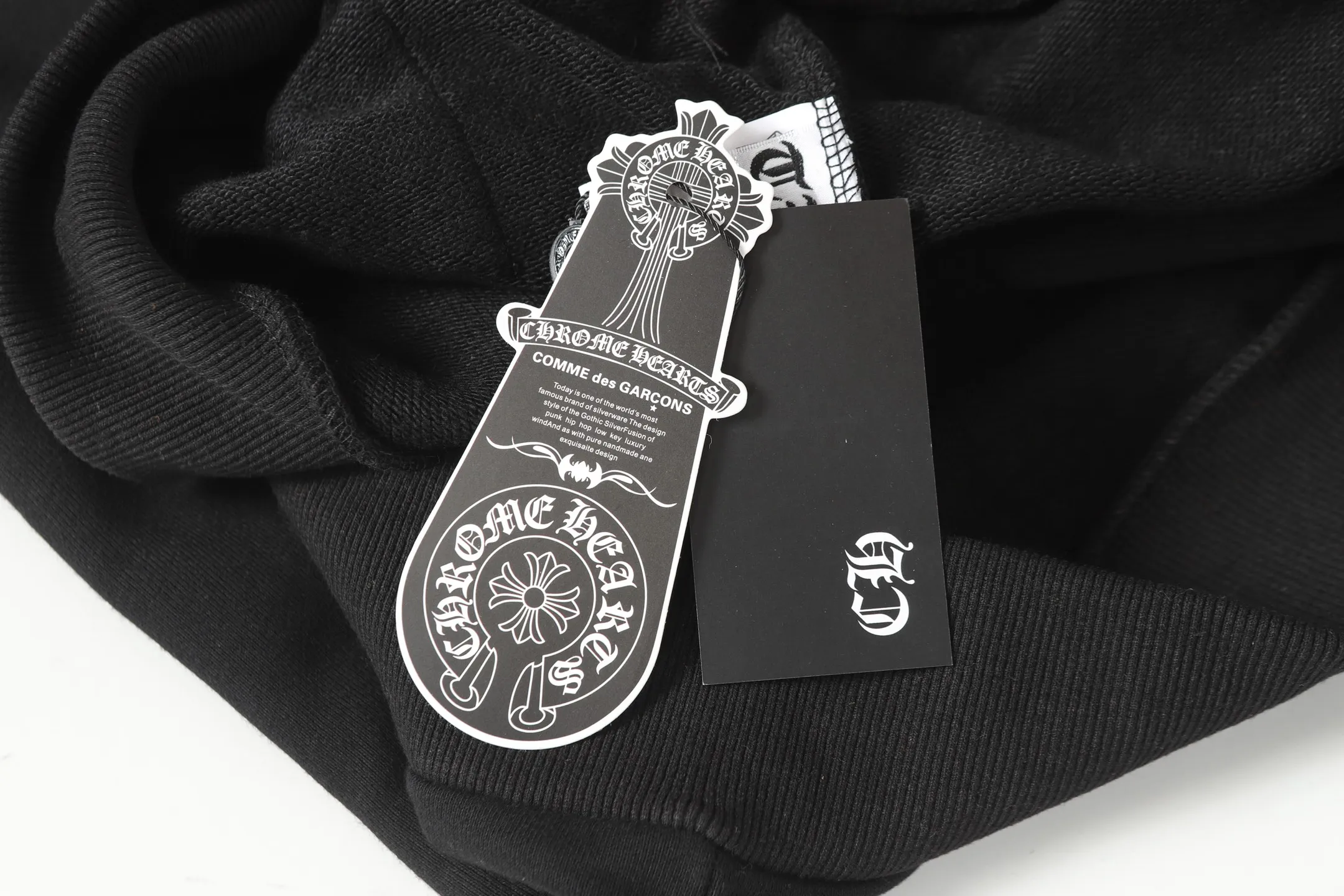 P240 Cross-border model, please do not place an order if you are pursuing quality - Chrome Hearts/Chrome Hearts Horseshoe Sanskrit printed hooded sweatshirt - High weight, high density and high quality. The wool is soft, delicate and skin-friendly. Soft and silky to the touch. Excellent warmth and skin-friendly properties. - Custom-woven and custom-dyed. No color difference. No matter the fabric or workmanship details, it is better than the ordinary version on the market. - Hardware and zipper accessories are all customized. Full of details - Color: black - Size: S M L XL